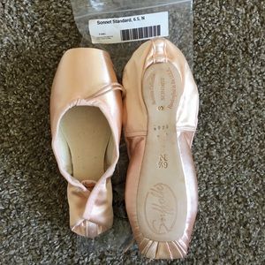 NEW Suffolk Sonnet pointe shoes 6.5 N